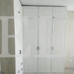 Встраиваемый угловой шкаф в классическом стиле цвета Баунти / Белый софт (5 дверей) Фото 2