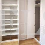 Встраиваемый угловой шкаф в классическом стиле цвета Бежевый песок / Жемчужно-белый (7 дверей) Фото 3