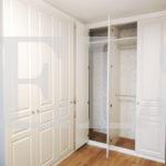 Встраиваемый угловой шкаф в классическом стиле цвета Бежевый песок / Жемчужно-белый (7 дверей) Фото 4