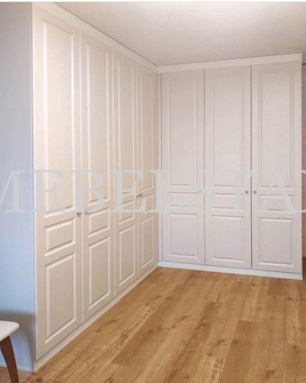 Встраиваемый угловой шкаф в классическом стиле цвета Бежевый песок / Жемчужно-белый (7 дверей)