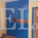 Встраиваемый шкаф в классическом стиле цвета Ольха / Синий (3 двери) Фото 2