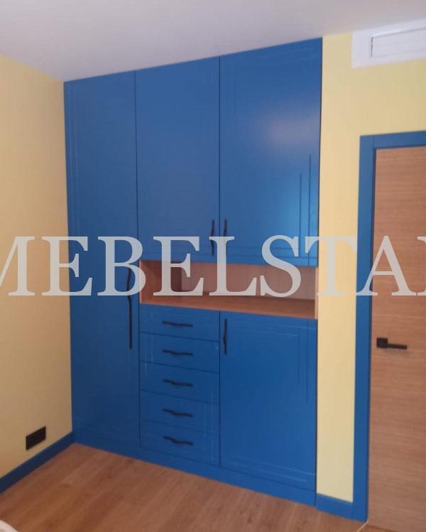 Встраиваемый шкаф в классическом стиле цвета Ольха / Синий (3 двери)