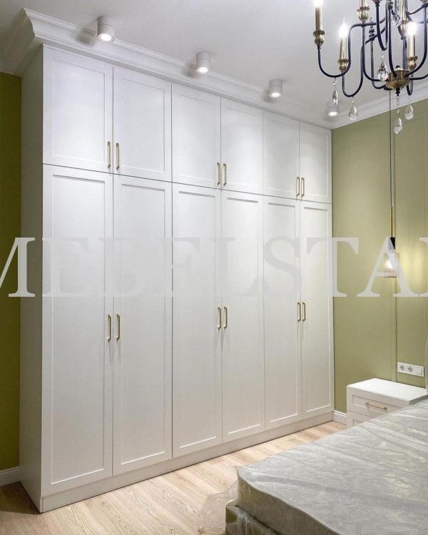 Корпусный шкаф в классическом стиле цвета Белый Премиум гладкий / Рикамо милк софт (6 дверей)