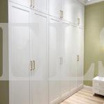 Корпусный шкаф в классическом стиле цвета Белый Премиум гладкий / Рикамо милк софт (6 дверей) Фото 5