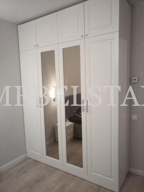 Распашной шкаф в классическом стиле цвета Белый Премиум гладкий / Белый софт, Зеркало (4 двери)