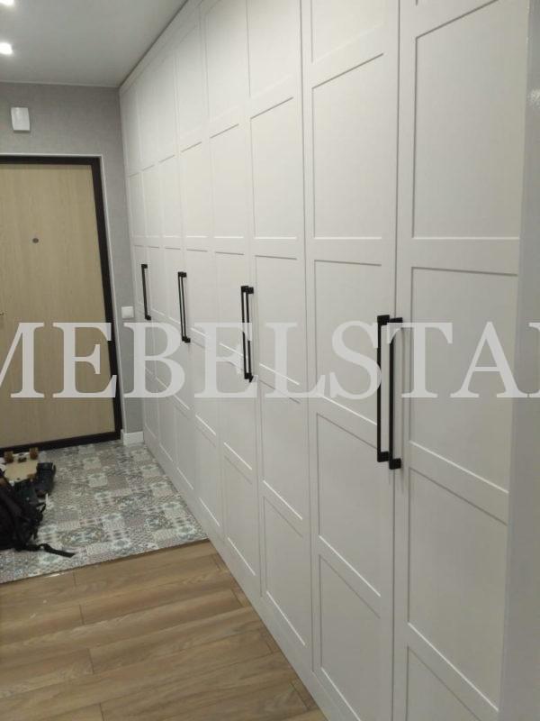 Распашной шкаф в классическом стиле цвета Белый Премиум гладкий / Белый софт (8 дверей)