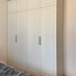 Корпусный шкаф в классическом стиле цвета Бежевый песок / Крем софт (4 двери) Фото 1