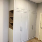 Корпусный шкаф в классическом стиле цвета Арктика серый / Светло-серый (4 двери) Фото 1