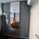 Шкаф-купе цвета Серый монументальный / Галечный серый, Зеркало (3 двери) Фото 1