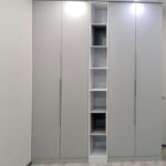 Корпусный шкаф цвета Белый базовый / Серый глянец (4 двери) Фото 1