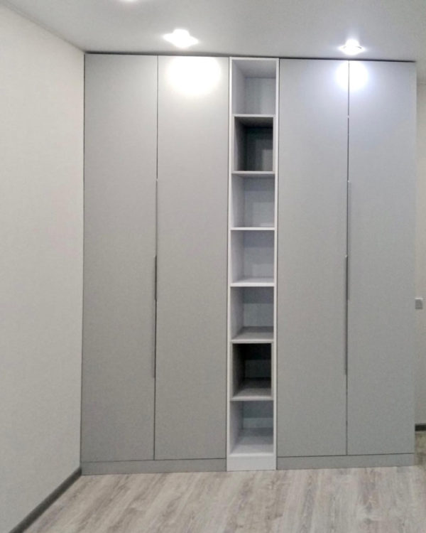 Корпусный шкаф цвета Белый базовый / Серый глянец (4 двери)