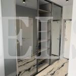 Шкаф-купе в стиле минимализм цвета Серый монументальный / Зеркало (3 двери) Фото 2