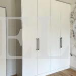 Распашной шкаф в стиле минимализм цвета Белый Премиум гладкий / Белый софт (4 двери) Фото 2
