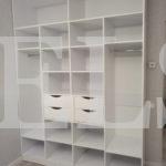 Распашной шкаф в классическом стиле цвета Белый Премиум гладкий / Белый софт, Зеркало (4 двери) Фото 2