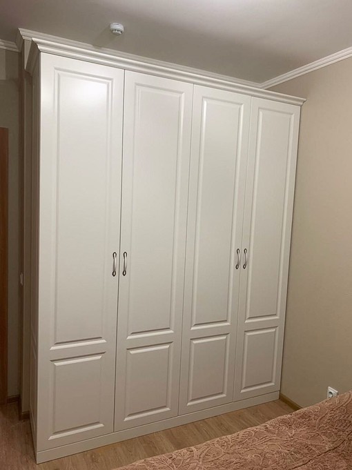 Корпусный шкаф в классическом стиле цвета Белый Премиум гладкий / Белый софт (4 двери)