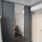 Шкаф-купе цвета Серый монументальный / Галечный серый, Зеркало (3 двери) Фото 2