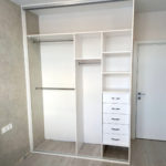 Встраиваемый шкаф цвета Белый Премиум гладкий / Жемчужно-белый, Зеркало (2 двери) Фото 2