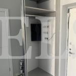 Шкаф-купе в стиле минимализм цвета Серый монументальный / Зеркало (3 двери) Фото 3
