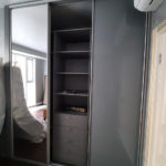 Шкаф-купе цвета Серый монументальный / Галечный серый, Зеркало (3 двери) Фото 3