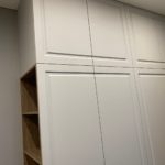 Корпусный шкаф в классическом стиле цвета Арктика серый / Светло-серый (4 двери) Фото 7