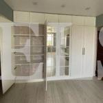 Распашной шкаф в классическом стиле цвета Дуб шамони светлый / Зеркало, Крем софт (6 дверей) Фото 2