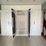 Распашной шкаф в классическом стиле цвета Дуб шамони светлый / Зеркало, Крем софт (6 дверей) Фото 3