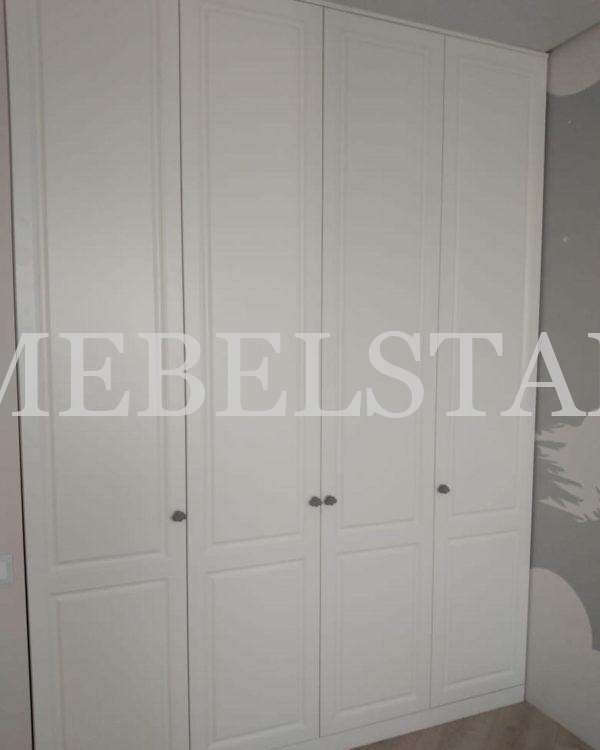 Распашной шкаф в классическом стиле цвета Белый базовый / Белый премиум (4 двери)