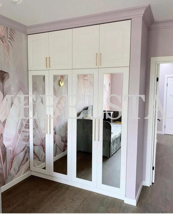 Распашной шкаф в классическом стиле цвета Белый базовый / Зеркало, Перламутр (4 двери)