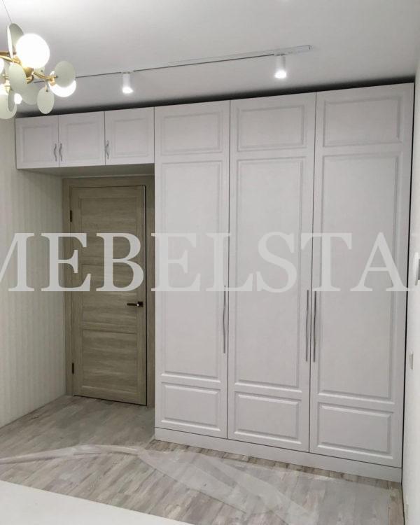 Распашной шкаф в классическом стиле цвета Белый Премиум гладкий / Белый софт (5 дверей)