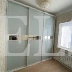 Шкаф в спальню цвета Белый / Аквамарин, Зеркало (3 двери) Фото 1