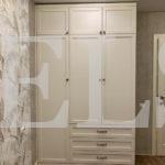Корпусный шкаф в классическом стиле цвета Белый Премиум гладкий / Рикамо милк софт (3 двери) Фото 1