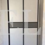 Встраиваемый угловой шкаф цвета Светло-серый / Графит софт, Крем софт (2 двери) Фото 1