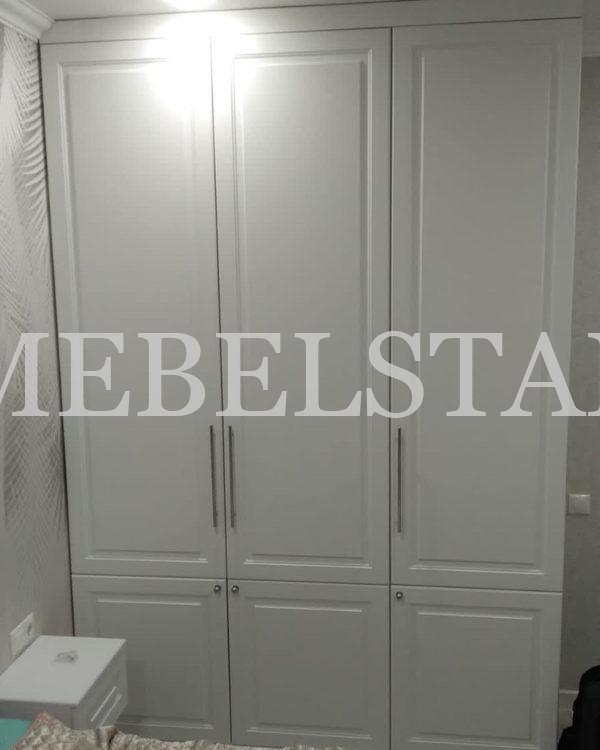 Шкаф до потолка в классическом стиле цвета Белый / Белый софт (3 двери)