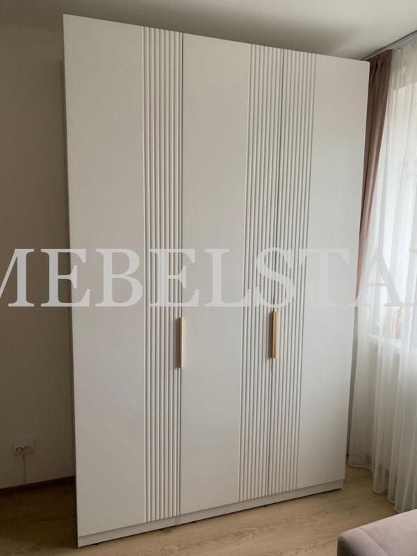 Корпусный шкаф в классическом стиле цвета Белый Премиум гладкий / Ваниль (3 двери)