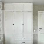 Корпусный шкаф в классическом стиле цвета Белый Премиум гладкий / Рикамо милк софт (3 двери) Фото 2