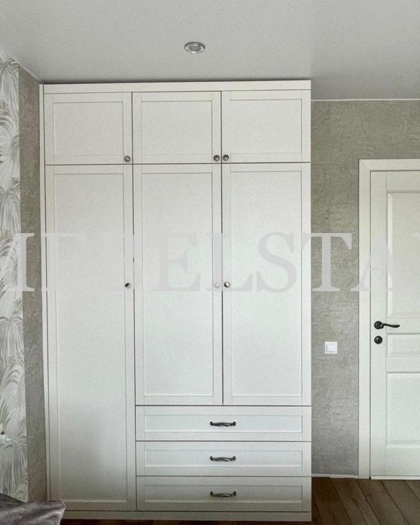 Корпусный шкаф в классическом стиле цвета Белый Премиум гладкий / Рикамо милк софт (3 двери)