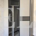 Встраиваемый угловой шкаф цвета Светло-серый / Графит софт, Крем софт (2 двери) Фото 2