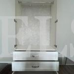 Корпусный шкаф в классическом стиле цвета Белый Премиум гладкий / Рикамо милк софт (3 двери) Фото 3