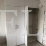 Шкаф до потолка в классическом стиле цвета Рахмут белый / Белая структурная (4 двери) Фото 2