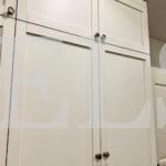 Корпусный шкаф в классическом стиле цвета Белый Премиум гладкий / Рикамо милк софт (3 двери) Фото 5