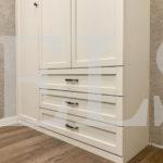 Корпусный шкаф в классическом стиле цвета Белый Премиум гладкий / Рикамо милк софт (3 двери) Фото 6