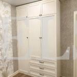 Корпусный шкаф в классическом стиле цвета Белый Премиум гладкий / Рикамо милк софт (3 двери) Фото 7