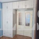 Шкаф вокруг двери в классическом стиле цвета Туя светлая / Туя светлая (7 дверей) Фото 3