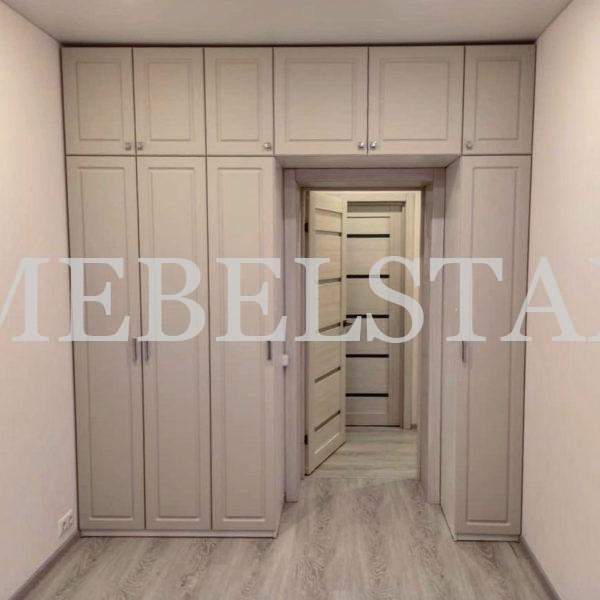Шкаф вокруг двери в классическом стиле цвета Бежевый / Пудра софт (6 дверей)