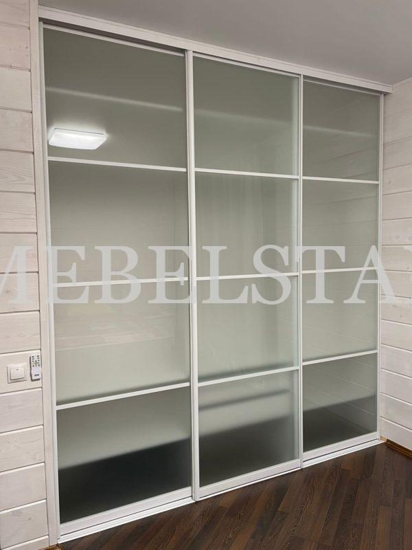 Встраиваемый шкаф цвета Белый / стекло матовое (3 двери)