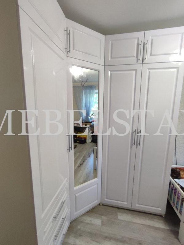 Встраиваемый угловой шкаф в классическом стиле цвета Белый базовый / Белый глянец, Зеркало (4 двери)