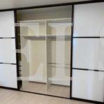Встраиваемый шкаф в стиле минимализм цвета Белый базовый / Жемчуг (4 двери) Фото 2