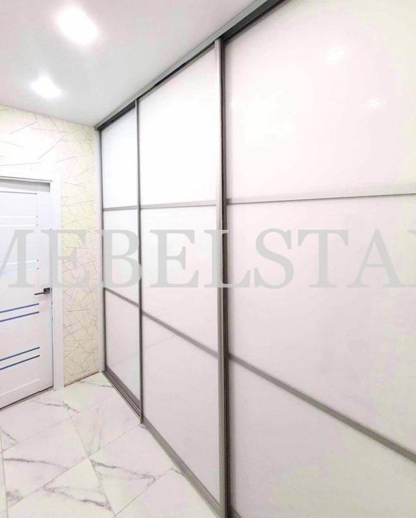 Встраиваемый шкаф в стиле минимализм цвета Белый / Белый глянец (3 двери)