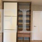Встраиваемый шкаф в классическом стиле цвета Дуб сакроменто темный / Белый глянец (2 двери) Фото 2