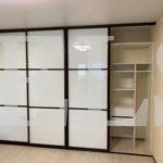 Встраиваемый шкаф в стиле минимализм цвета Белый базовый / Жемчуг (4 двери) Фото 1
